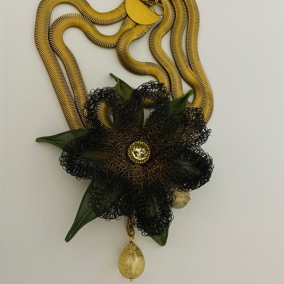 Runway Worthy Mesh Flower Necklace - Picture 2 of 5